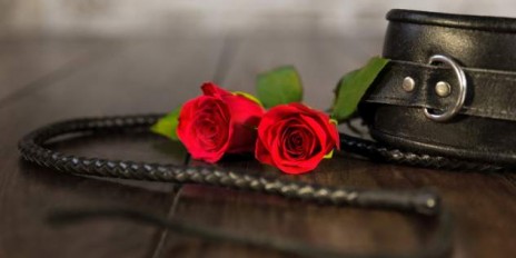 Zwei Rosen liegen nebeneinander auf einem Tisch.