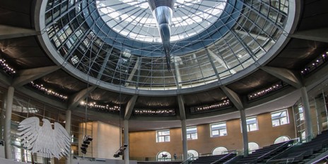 Der Plenarsaal des Bundestages wo der silberne Bundesadler hängt.