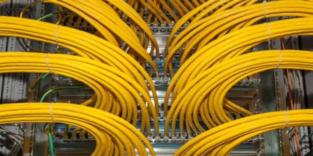 Viele gelbe Netzkabel stecken im Netzteil.