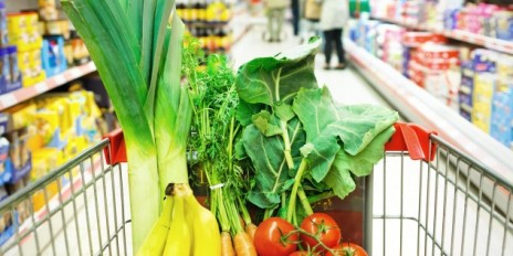 Einkaufswagen voller Gemüse.