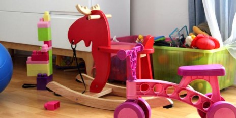 Ein Kinderzimmer mit verschiedenen Spielzeugen und einem Schaukelpferd.