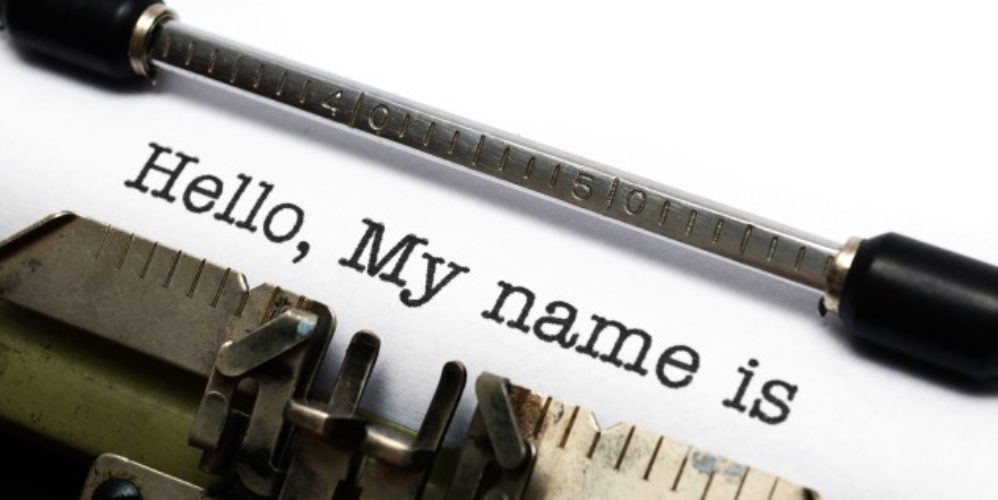 Schreibmaschine schreibt auf einem Blattpapier die Wörter "Hello, my name is".