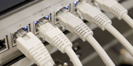 Netzwerkkabel werden an den Router angeschlossen.