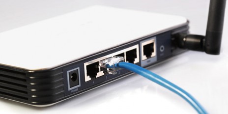 Blaues Kabel wurde an den Router angeschlossen.