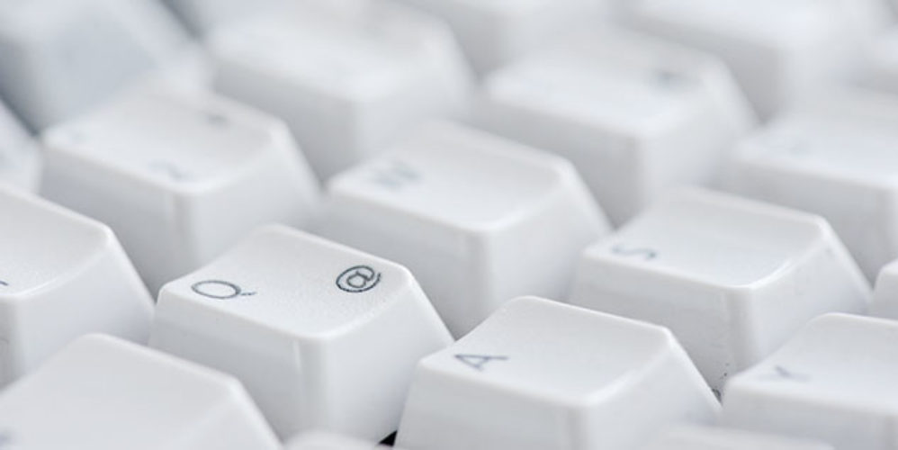 Weiße Tastatur wo nur der Buchstaben Q und A fokussiert sind.