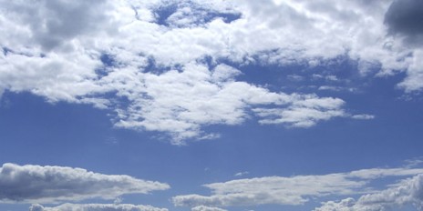 Blauer Himmel der mit Wolken überdeckt worden ist.