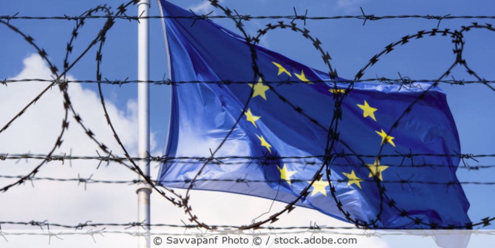 EU_Grenze_Flagge_Stacheldraht_AdobeStock_205271093