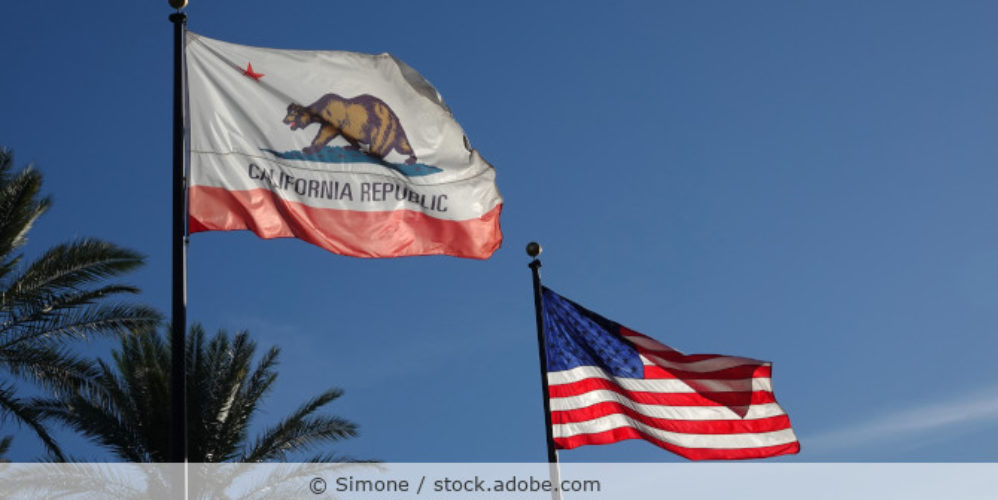 Kalifornische Flagge und amerikanische Flagge vor blauem Himmel