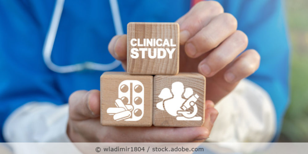 3 Holzwurfel mit der Aufschrift Clinical Study und Abbildungen von Tabletten und Ärzten