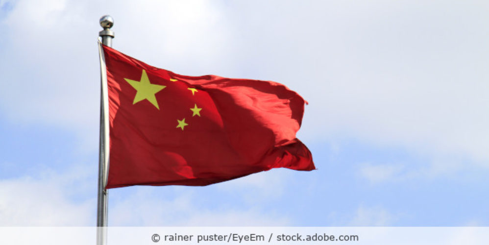 Chinesische Flagge im Wind