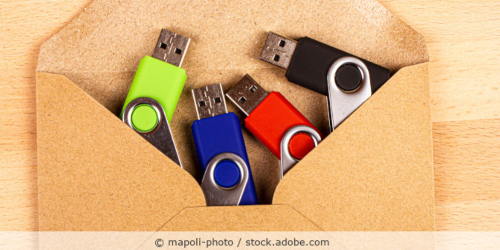 Briefumschlag mit USB-Sticks