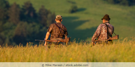 zwei Jäger in den Bergen