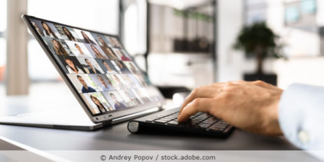 Videokonferenz - Teilnehmer auf einem Laptop