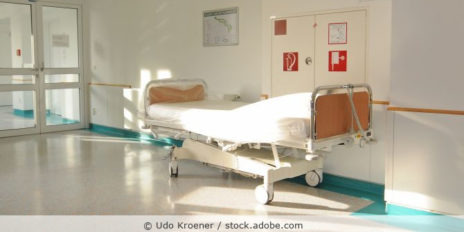 leeres Krankenhausbett auf einem Krankenhausflur