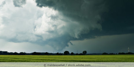 Sturmwolken_ueber_einem_Feld_AdobeStock_23484643