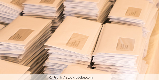 Stapel von Briefumschlägen mit Adressen