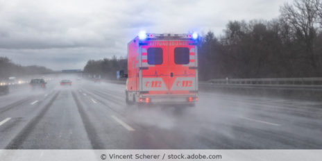 Rettungswagen_auf_der_Autobahn_AdobeStock_248719670