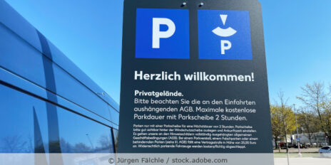 Parkplatz_Privat_Parkscheibe_Supermarkt_AdobeStock_334800144