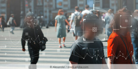 Fotomontage aus Menschen in einer Fußgängerzone, die mit Videoüberwachungs- und Gesichtserkennungstechnik identifiziert werden.