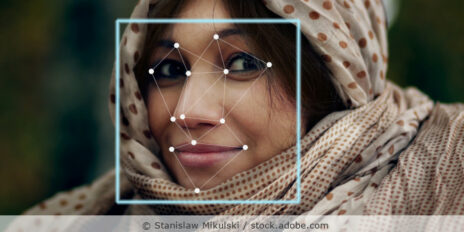 Bild einer Frau mit Kopftuch, auf deren Gesicht symbolhaft durch mit Linien verbundene Punkte eine biometrische Gesichtserkennung angedeutet wird.