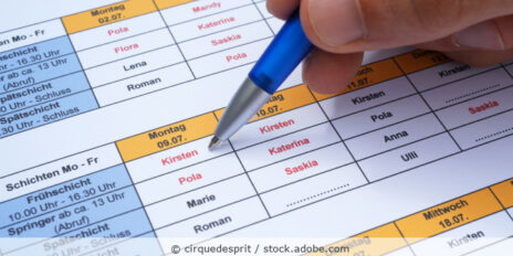 Detailansicht eines Schicht- oder Dienstplans in Tabellenform mit Wochentagen und Vornamen der Mitarbeitenden.