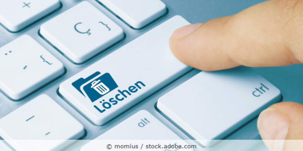 Detailansicht einer Tastatur, bei der auf einer Taste als Wort und Symbol "Löschen" steht.