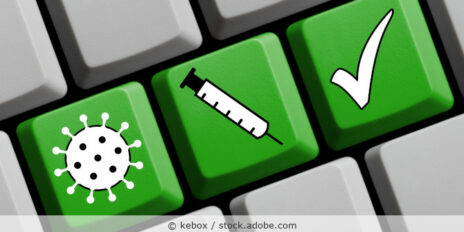 Fotomontage einer Tastatur mit den Symbolen für Coronavirus, Spritze und Häkchen auf den Tasten.