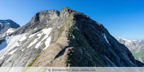Schmaler Grat auf einem Berggipfel in den Alpen.