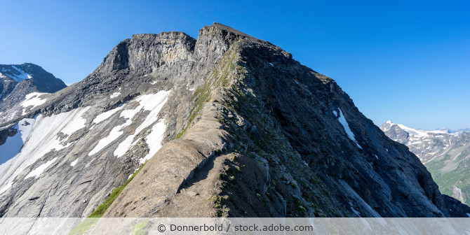 Schmaler Grat auf einem Berggipfel in den Alpen.