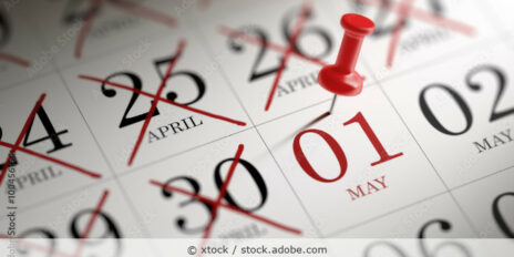 Kalenderblatt, auf dem am 1. Mai ein Pin als Markierung steckt.