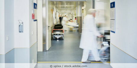 Menschen auf dem Flur eines Krankenhauses.