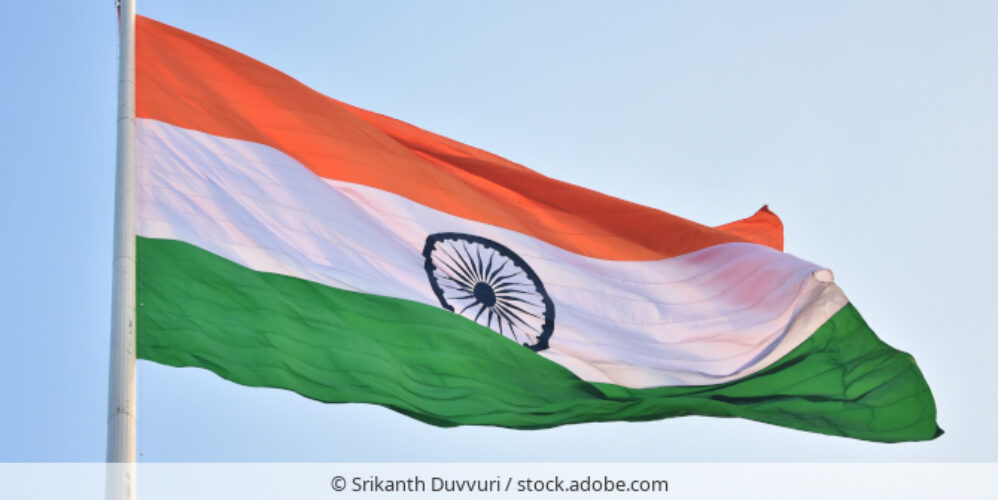 Die Flagge Indiens weht an einem Flaggenmast.
