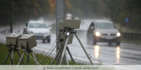 Radarkontrolle an einer Straße bei regnerischem Wetter.