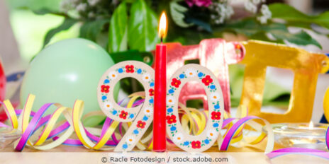 Geschmückter Tisch zum 90. Geburtstag mit Kerze, Zahl und Dekoration.