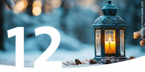 Eine leuchtende Laterne im Schnee als Bild für den 12. Dezember im Adventskalender.