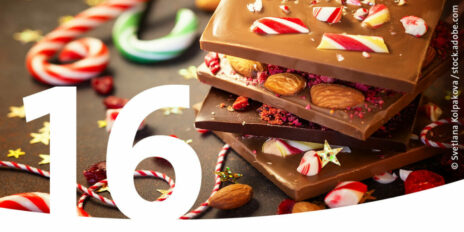 Schokolade, Mandeln und Zuckerstangen als Bild für den 16. Dezember im Adventskalender.