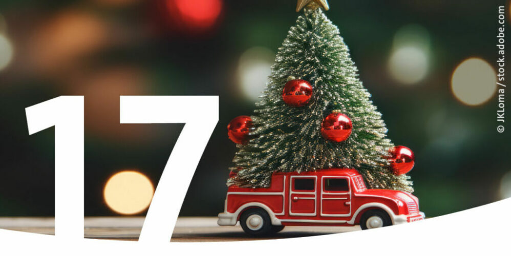 Ein Modellauto transportiert einen geschmückten Weihnachtsbaum als Bild für den 17. Dezember im Adventskalender.