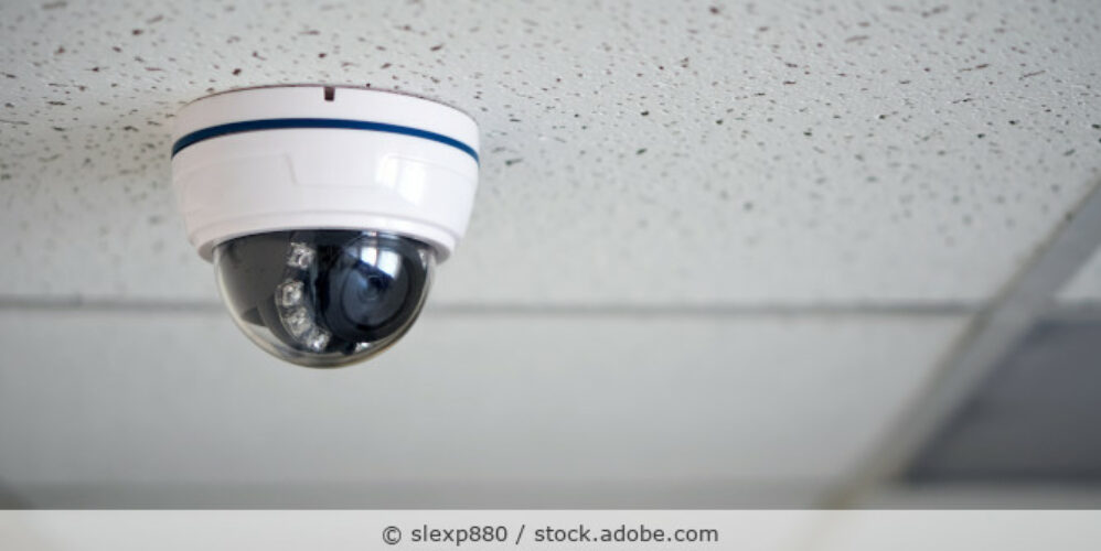 Überwachungskamera an der Decke eines Büros.